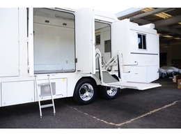 中央の部屋です。揚力200キロの電動油圧リフトを装備しています。