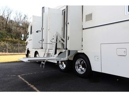 運転室の後方に3部屋あります。前方、中央、後方の3部屋となりますので、最も前方の運転室を含めますと4部屋になります。運転室には座席が5脚となります。乗車定員も5人乗りとなります。