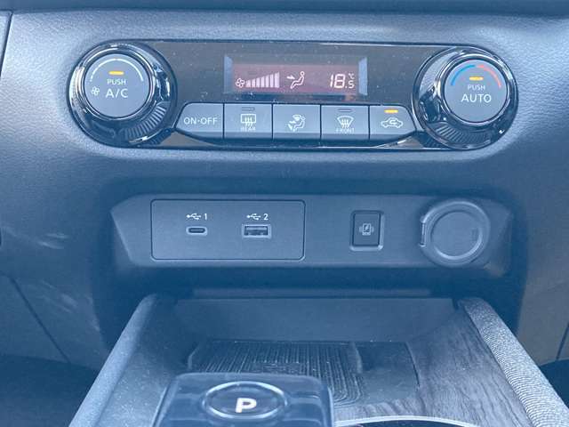 オートエアコンで温度調整も楽チン！四季を問わず快適に運転することが出来ます。