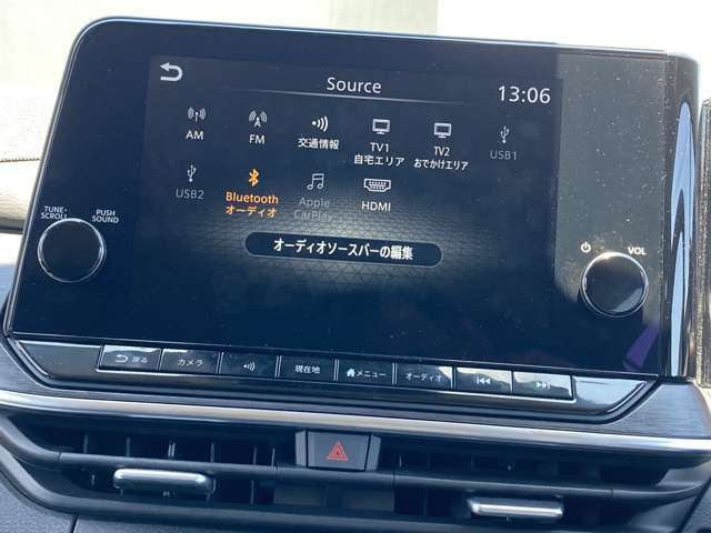 メーカー装着の9インチメモリーナビが装備済みです。TVはもちろんHDMI接続があるので携帯の映像をナビで楽しめます♪