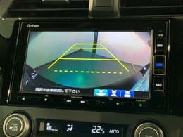 リバースギアに入れるだけで後方の表示へ切り替わります。夜間や雨の日の駐車も楽になりますよ。