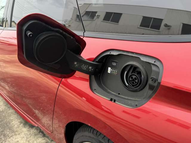 車両左に普通充電の差込口がございます。