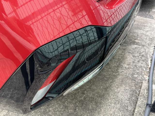 後方の障害物を検知し車両の後退を安全にサポートするバックソナーを装備