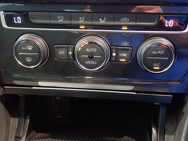 2ゾーンフルオートエアコンを装備。運転席と助手席、それぞれ独立して温度の設定ができます。