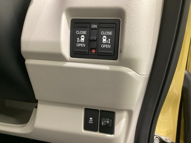 両側電動スライドドアは運転席から操作ができるよう、操作スイッチが付いています。その下にはヘットライトリベライザーのスイッチがついています。道路状況や積荷の加重に応じてライトの高さを調節できます。