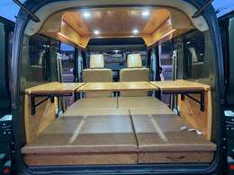 内装はベッドキットにLEDダウンライト、お洒落な木目の内装に仕上がっております。サイドテーブル2個を標準で装備しておりますので、車内生活も快適に過ごせます☆