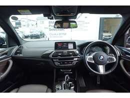 ドライバーに向かってレイアウトされた機能的なセンターコンソールやコントロール類がもたらす高い操作性。常に、運転に集中できるレイアウトです。