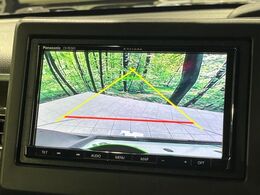 【バックカメラ】駐車時に後方がリアルタイム映像で確認できます。大型商業施設や立体駐車場での駐車時や、夜間のバック時に大活躍！運転スキルに関わらず、今や必須となった装備のひとつです！