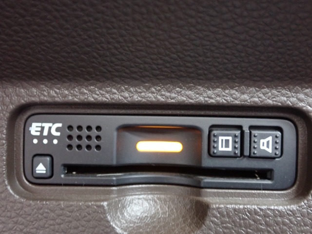 ■【ETC車載器】が装備されています。セットアップをしてお渡しとなり、ETCカードを差し込むだけで高速道路の利用が可能です。