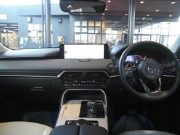 人間中心の考え方に基づき、ドライバーに与える情報を整理したシンプルなレイアウトとすることで、心に余裕をもって運転に集中できるコクピットとなっています。