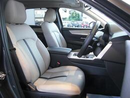 フロントシートは心地よいフィット感と程よいホールド性能を両立させ、今までになく快適にドライブを楽しんでいただける、マツダ自慢のシートです。