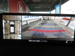 お車を上から見下ろしたような視点で駐車できる便利な360度ビューモニターも装備しています！