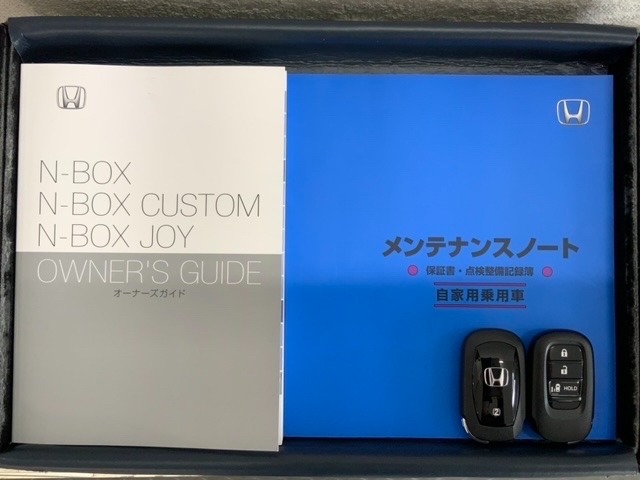 スマートキーは鍵をバッグに入れたままでもドアロックの開閉やエンジンのON・OFFができます。夜間や雨の日も鍵を探さなくて良いので便利です。