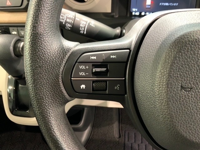 ステアリングにオーディオ操作スイッチが付いています。オーディオ画面に直接タッチしなくても操作が出来ますので、運転に集中できます。