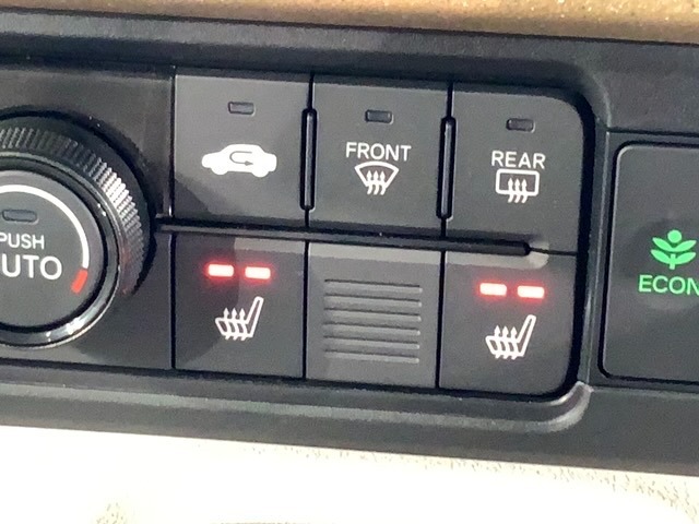 フロント両席にはシートヒーターが付いています！寒い日に便利な装備ですね。