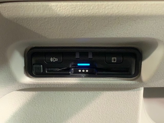 いまや快適なカーライフに欠かせないETCが付いています。