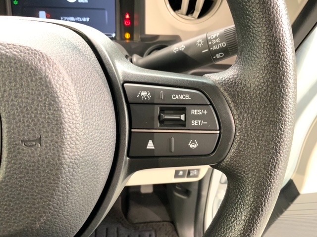 クルーズコントロールを装備しています。高速道路などで一定の速度で走ってくれるので運転が楽ですよ！速度を設定できますので、スピードの出しすぎにも注意できます。