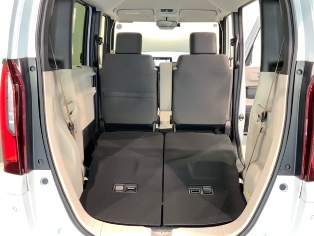 リアシートを倒すと、ラゲッジスペースを広くお使いいただけます！