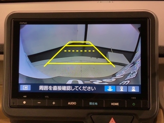 リバースギアに入れるだけで後方の表示へ切り替わります。夜間や雨の日の駐車も楽になりますよ。
