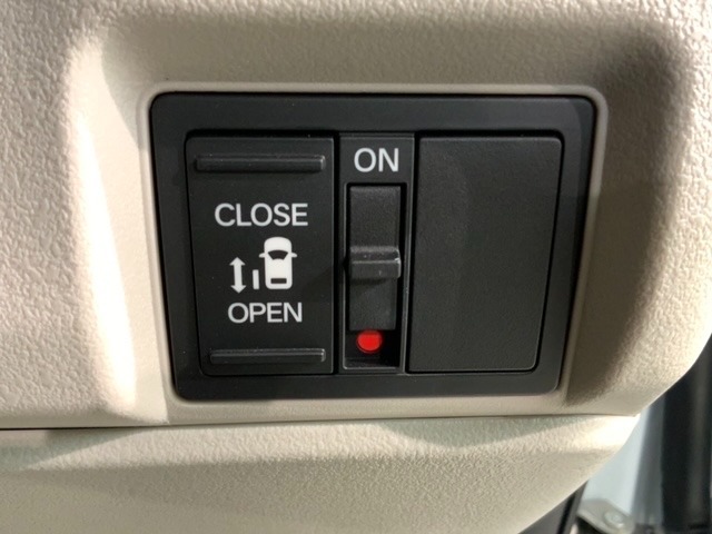 パワースライドドアが付いています。ワンタッチで簡単にお子様でも、お年寄りの方でも、開閉できますからとても便利です。キーレスや車内スイッチでも自動でドアの開閉ができます。