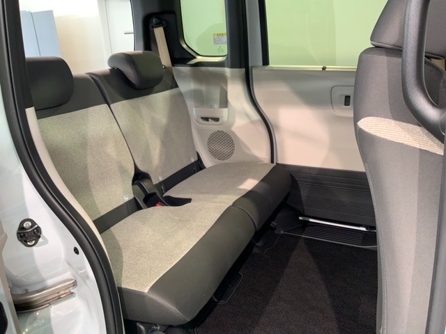 後席も余裕の広さ！ゆったりくつろげます！！