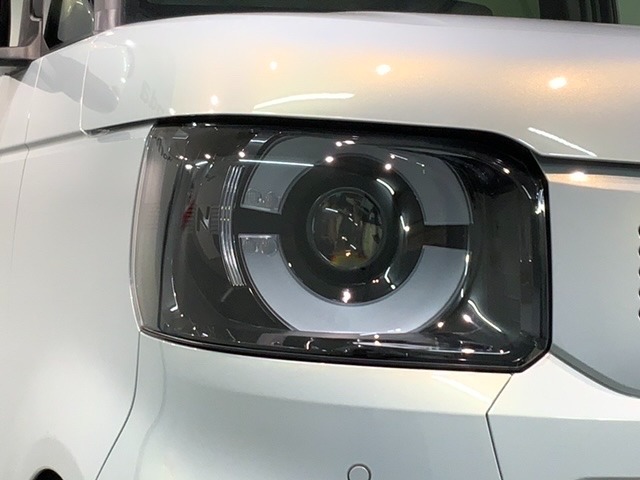 LEDヘッドライトは、点灯の瞬間から最大光量を発揮し、突然暗くなるトンネルなどでの安定感を高めます。