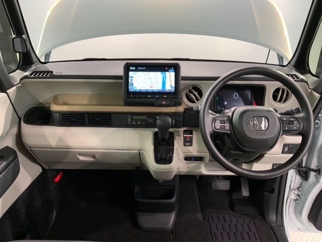 使いやすいレイアウトのダッシュボード周辺です。オートエアコンや小物入れなど嬉しい装備が満載です。