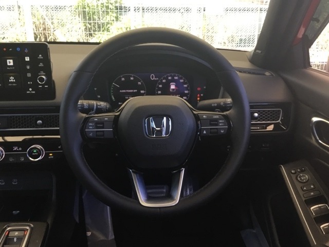 【Honda　SENSING】いつもの道で、高速道路などで、安心・快適な運転を支援します。先進の安全運転機能システム搭載。
