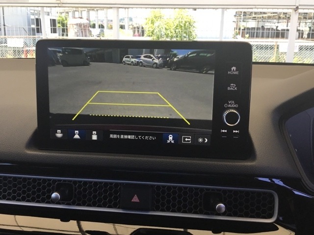 バックモニター付きで、車庫入れやバック時の後方確認をサポート。