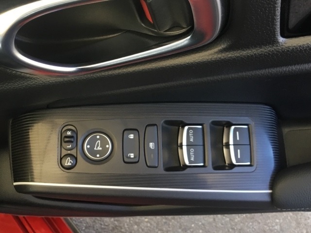 電動格納式リモコンドアミラーと、パワーウィンドウマスタースイッチ等は運転席ドアにあります。