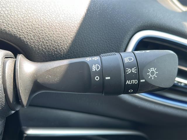 【オートライト（AUTO）】外の明るさをシステムが感知して、自動でヘッドライトが点灯します！ヘッドライトをつけ忘れを防ぐ便利機能です。