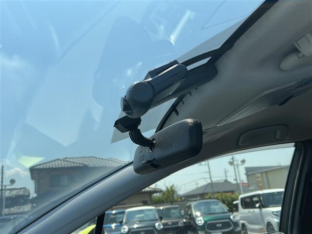 【ドライブレコーダー】運転中の記録を残します。事故などを起こした起こされた時の証拠を残します。映像を保存するにはSDカードが必要となります。