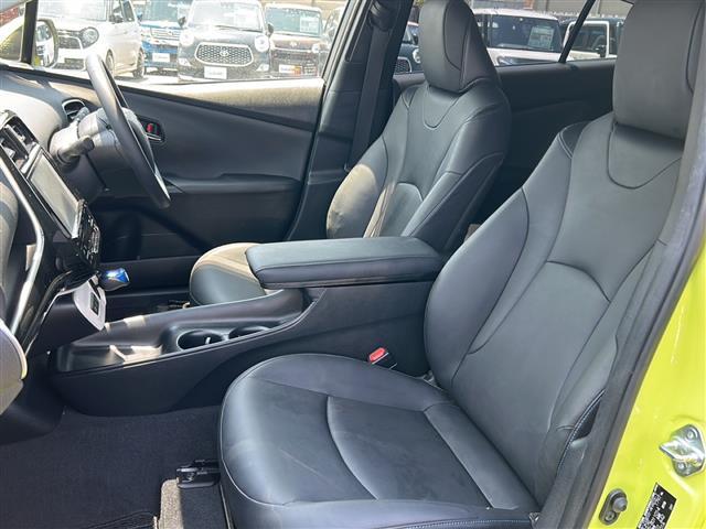 【助手席・運転席】 大人二人が乗ってもフロント席は広々空間です！