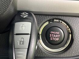 【キーレススタートシステム】カバンやポケットに入れたままでもドアの施錠・解錠が可能なスマートキーを装備。エンジンのオン・オフ時もカギを取り出す必要が無いからとっても便利です♪