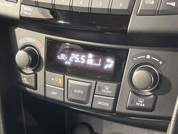 【オートエアコン】一度お好みの温度に設定すれば、車内の温度を検知し風量や温度を自動で調整。暑い…寒い…と何度もスイッチ操作をする必要はありません。快適な車内空間には必須の機能ですね♪