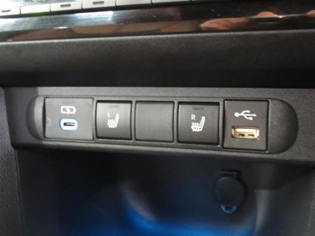 運転席・助手席のシートにヒーター機能が付いています。お手元のスイッチでシートが温かくなります。冬などにはとても快適な装備のひとつです。USBソケットが付いています。