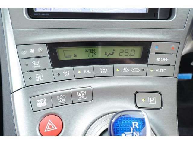 オートエアコンを採用しています。エアコンは温度設定が0.5度刻みで設定が出来ますので、快適な車内空間を実現できます！