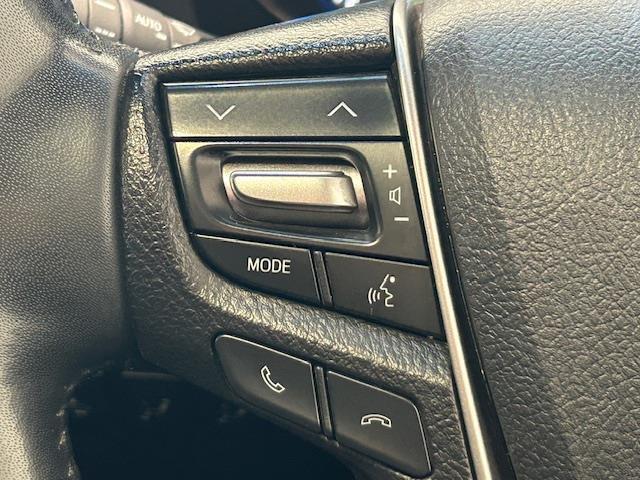 ステアリングスイッチを使うことで、「運転中電話に触れずに電話に出る」「カーオーディオを切り替える」「音量調節をする」といったハンズフリー操作を行うことができる。