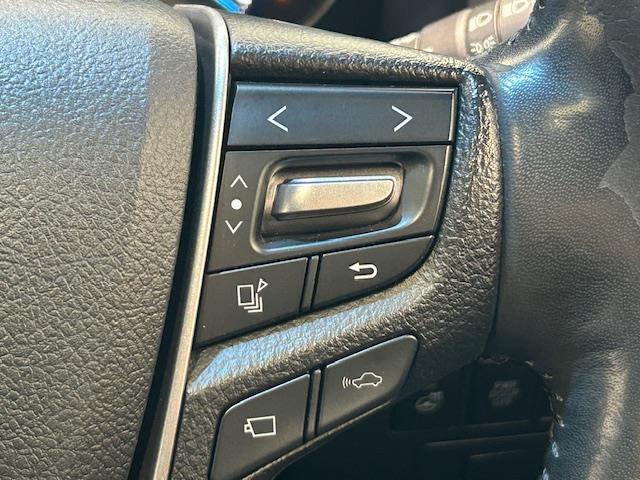 ステアリングスイッチを使うことで、「運転中電話に触れずに電話に出る」「カーオーディオを切り替える」「音量調節をする」といったハンズフリー操作を行うことができる。