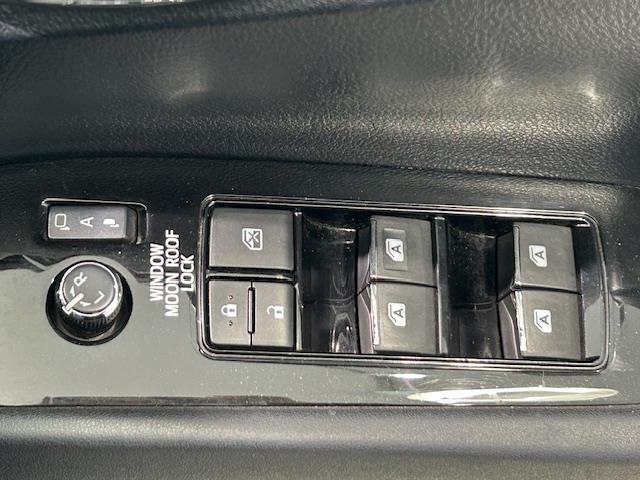 【パワーウィンド】運転席についている窓のスイッチは各窓の開閉をボタン一つで行うことができます。