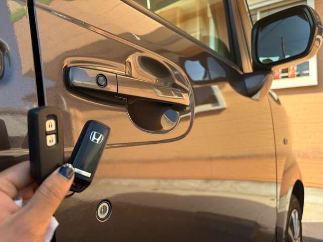 両手が荷物で塞がってても鍵を探す手間はなし♪バッグやポケットに鍵を入れておけばOK♪