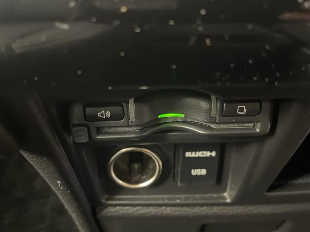 【ETC】有料道路を利用する際に料金所で停止することなく通過できる、ETC車載器（ノンストップ自動料金収受システム機器）が装備されています。セットアップを行うことで利用可能になります。