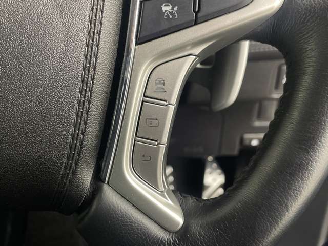 【運転席操作部】『運転席周辺の装備』の画像になります。快適なドライブを楽しむための機能が装備されています！運転席から触れるので使いやすいです！