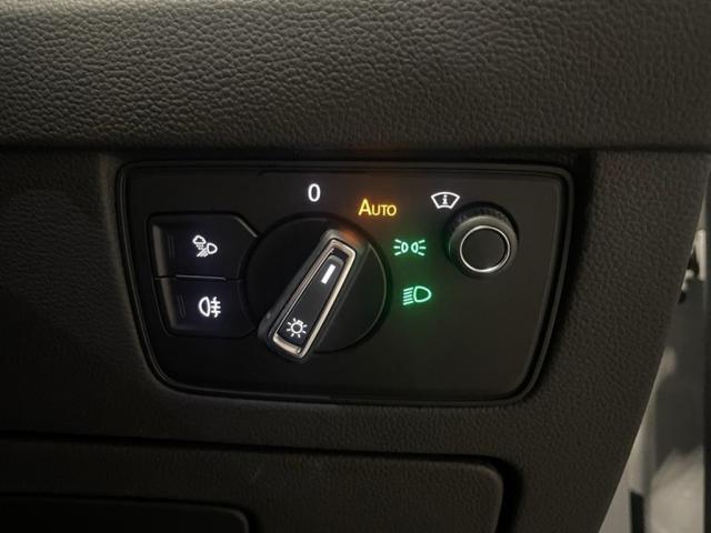 ダイヤル式のLEDヘッドライトスイッチ。オートライトも装備され、夕方やトンネルが続く道路でも手を煩わせません。