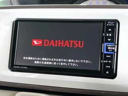 【純正ナビ】人気の純正ナビを装備しております。ナビの使いやすさはもちろん、オーディオ機能も充実！キャンプや旅行はもちろん、通勤や買い物など普段のドライブも楽しくなるはず♪