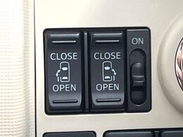 【両側パワースライドドア】スマートキーや運転席のスイッチで後席両側スライドドアの開閉が可能♪電動だから力を入れてドアを開ける必要が無く、小さなお子様でも簡単に開け閉めでき快適です♪