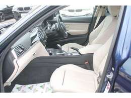 人気かつ希少なアイボリーカラーの革シートと高級感溢れるウッドパネルのインテリア、走行2.0万キロならではの使用感のかんじられないようなコンディションです！