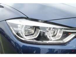 LEDヘッドライトが明るい視界を確保します。