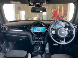 MINIならではのコックピット！！高級感があり、かつシンプルなデザインが飽きがこないとご好評いただいております。スイッチ一つ一つにも「こだわり」とセンスを感じます。