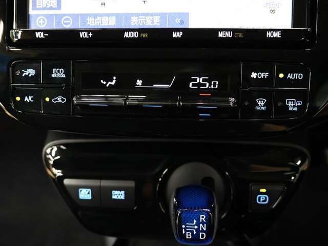 エアコン、シフト、ドライビングモードも簡単に切り替えができます